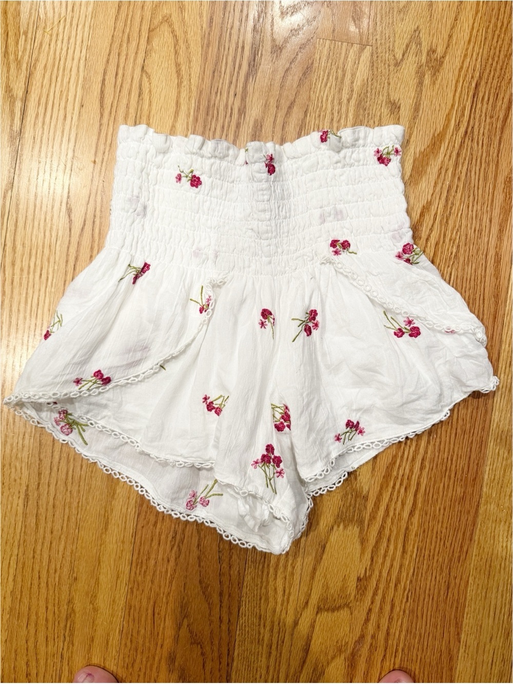 Winston White Shorts Size M White Smocked Floral Embroidery  Cottagecore